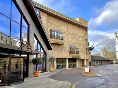 Alternative view of the hotel looking towards the Mill Lane exit. The punting is down the street from this photo.