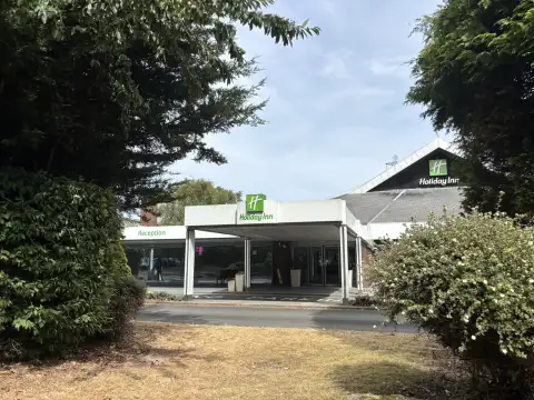 Holiday Inn Birmingham M6 Covered entrance and drop off point.