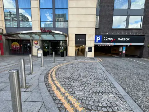The taxi drop off is small but more importantly cobbled, watch out if you’re being dropped off and inform or wearing heels! 