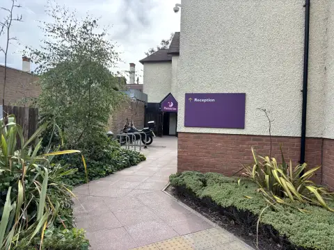 A short path leads from the car park to the reception.