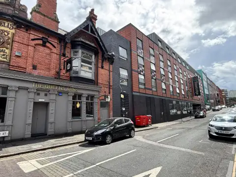 The Queens Arms pub is next to the hotel.