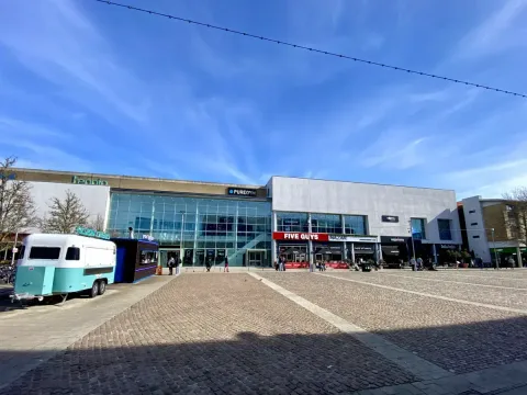 View of the Cambridge Leisure Park from direct outside this Travelodge. The Cambridge Junction is on the left with the strip of restaurants, bowling, gym and restaurants ahead.
